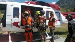 Personel Kodim 1710/Mimika Bersama Tim Gabungan Evakuasi Korban Kecelakaan Helikopter PK-IWS Milik PT. Intan Angkasa