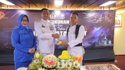 Hut TNI Angkatan Laut, Koarmada III Gelar Upacara di Geladak KRI Teluk Wondama-527