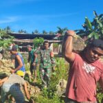 Jelang TMMD, Babinsa Koramil 1505-04/Oba Bersama Warga Hager Angkut Material Batu