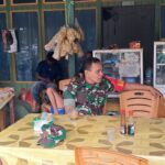Jalin Kedekatan Dengan Warganya, Babinsa Lakukan Komsos Di Warung Kopi