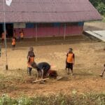 Kolaborasi TNI, Guru, dan Siswa dalam Karya Bakti di SD Negeri Persiapan Amupkim