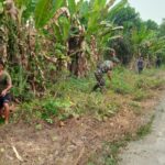 Babinsa Bersama Warga Lakukan Gotong Royong Jaga Kebersihan Lingkungan