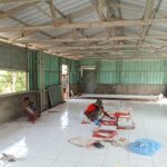 Semangat Gotong Royong, Satgas TMMD 126 Lanjutkan Pengecatan dan Pemasangan Keramik Gereja Advent