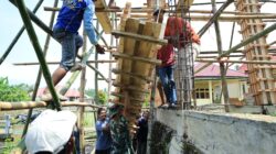 Penuh Semangat, Satgas TMMD Kodim 1505/Tidore dan Warga Gotong Royong Angkat Papan Mal Masjid