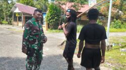 Babinsa Koramil Timika Komsos dengan Warga, Jalin Silaturahmi dan Kebersamaan