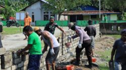 Satgas TMMD Kodim 1505/Tidore Bersama Warga Bangun Pagar Jalan, Bukti Nyata Kemanunggalan TNI-Rakyat