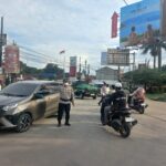 Polsubsektor Cikupamas Gelar Pengaturan Lalu Lintas Sore Hari di Simpang Kedaton