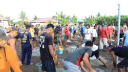 Semangat Kebersamaan, Satgas TMMD dan Warga Desa Wama Bahu Membahu Cor Lapangan Voli