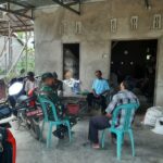 Babinsa Lakukan Komsos dengan Warga, Tingkatkan Kamtibmas di Wilayah Binaan