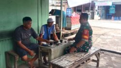Babinsa Lakukan Komsos di Warung Kopi, Tempat Favorit Warga Melepas Lelah