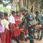 Kala Hitam Berbagi Senyum: Siswa SD YPK Sota Kunjungi Pos Kotis di Perbatasan