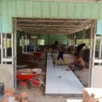 Satgas TMMD 126 Kodim Tambrauw Lanjutkan Pemasangan Keramik pada Pembangunan Gereja Advent