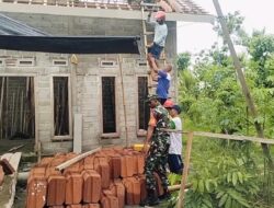 Wujud Kepedulian Terhadap Masyarakat, Babinsa Maron Bantu Pasang Atap Rumah Warga