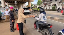 Prajurit Yonif 2 Beserta Jalasenastri Ranting B Cabang 2 Korcab Pasmar 1 Laksanakan Kegiatan Rutin Berbagi Jum’at Berkah