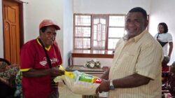 Salurkan Bantuan Sembako dari Presiden RI untuk Lansia di Ayamaru Utara Timur, Warga Maybrat Sambut Penuh Syukur