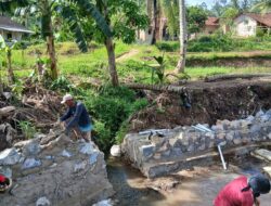 Diduga Tidak Sesuai Juknis, Proyek Perkuatan Tebing Sungai di Pekon Gunung Kasih Senilai Rp 2,2 Miliar Tidak mengikuti petunjuk juknis
