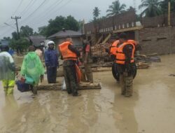Prajurit TNI Berhasil Evakuasi Warga Banjir Batangtoru, Tapanuli Selatan