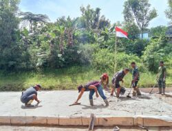 Satgas TMMD ke-126 Semangat Gotong Royong Lanjutkan Pengecoran Jalan di Kampung Babak