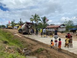 Satgas TMMD ke-126 dan Warga Kampung Babak Lanjutkan Pengecoran Jalan di Tambrauw