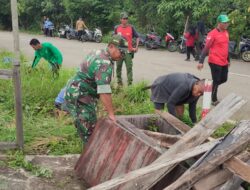 Wujudkan Lingkungan Yang Bersih, Babinsa Bersama Warga Lakukan Gotong Royong