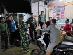 Tingkatkan Kamtibmas, Babinsa Bersama Warga Lakukan Patroli Malam