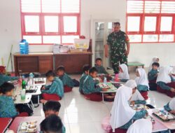 Dampingi Penyaluran MBG, Babinsa Loa Ipuh Pastikan Menu Makanan Higienis