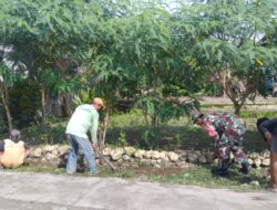 Babinsa Desa Dawuhan Sertu Fanda Bersama Warga Gelar Kerja Bakti Bersihkan Lingkungan