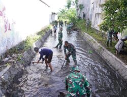 Tiga Pilar Bersinergi, Aksi Karya Bakti Bersama Kodim 0808/Blitar Memperingati Hari Juang Kartika Di Kelurahan Klampok