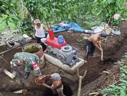 Babinsa Desa Boro Bersama Poktan Makmur Perbaiki Diesel Pompa Pertanian