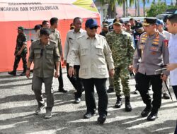 Panglima TNI Dampingi Presiden RI Tinjau Lokasi Bencana Tapanuli Tengah dan Padang