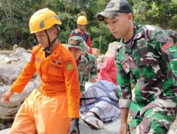 Demi Selamatkan Ibu dan Bayi, Prajurit TNI Tandu Ibu Hamil di Jalur Terisolasi