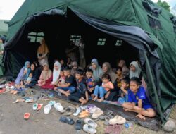 Panglima TNI Dampingi Presiden RI Tinjau Jembatan Bailey dan Pengungsian Korban Bencana di Bireuen, Aceh