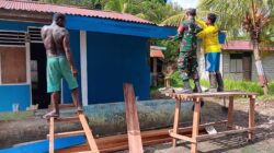 Babinsa Mapurujaya Gelar Komsos dan Bantu Warga Bangun Rumah di Kampung Hiripau