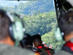 TNI Sukses Terjunkan 90 Helibox Sembako ke Desa Terisolasi Tapanuli Utara