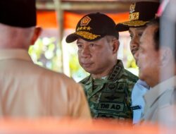 Panglima TNI Dampingi Presiden RI Tinjau Posko Pengungsian dan Dapur Lapangan di Padang Pariaman