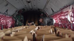 TNI Kembali Kirim Bantuan Dengan Metode Airdrop untuk Warga Terisolasi Akibat Banjir di Aceh Tamiang