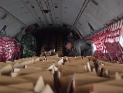 TNI Kembali Kirim Bantuan Dengan Metode Airdrop untuk Warga Terisolasi Akibat Banjir di Aceh Tamiang