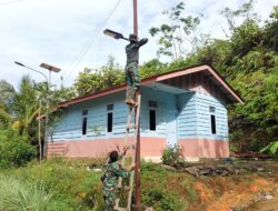 Prajurit TNI Pasang Lampu Tenaga Surya, Akses Penerangan Warga Desa Mardame Kembali Normal