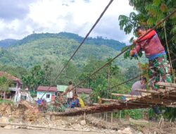 Prajurit TNI Bersama Warga Perbaiki Jembatan Gantung di Aceh Tenggara