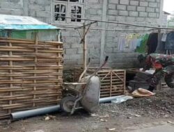 Menjaga Kesehatan Lingkungan, Sertu Supiansyah bersama Warga Wonorejo Bangun MCK