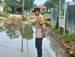 Bhabinkamtibmas Polsek Cikupa Pantau Genangan Air di Kampung Pasir Rangdu