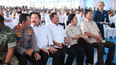 Mendagri Hadiri Panen Raya dan Pengumuman Swasembada Pangan di Karawang