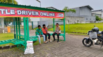 Bhabinkamtibmas Kelurahan Sukamulya Laksanakan Ngariung Bersama Ojol, Sampaikan Pesan Kamtibmas