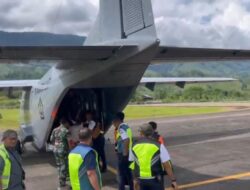 Bantu Percepatan Logistik, TNI AL Salurkan Bantuan Beras Melalui Udara Untuk Korban Bencana di Gayo Lues