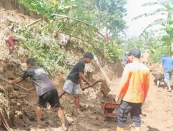 Talut Jalan Di Desa Semen Longsor Akibat Hujan Deras, Babinsa Dan Warga Gerak Cepat Kerja Bakti