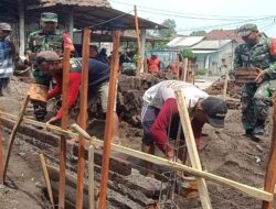 Peran Aktif Babinsa Wonodadi, Gotong Royong Bangun Pondasi Rumah Warga