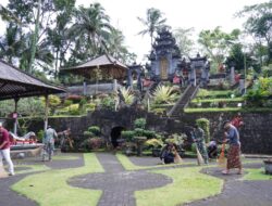 Wujud Toleransi, Satgas TMMD Ke 127 Kodim 0808/Blitar Bersihkan Pura Agung Arga Sonya