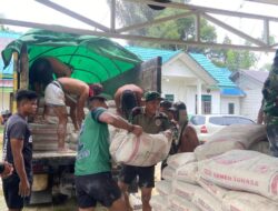 Anggota Satgas TMMD Wiltas ke-127 Kodim 0912/Kubar Turunkan Material Semen untuk Semenisasi Jalan di Linggang Amer