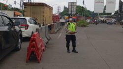 Personel Polsek Cikupa Laksanakan Pengaturan Lalu Lintas di Perempatan Cikupamas