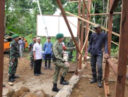 Dansatgas TMMD Wiltas Ke-127 Bersama Kabid Perkim Tinjau Progres RTLH di Linggang Amer